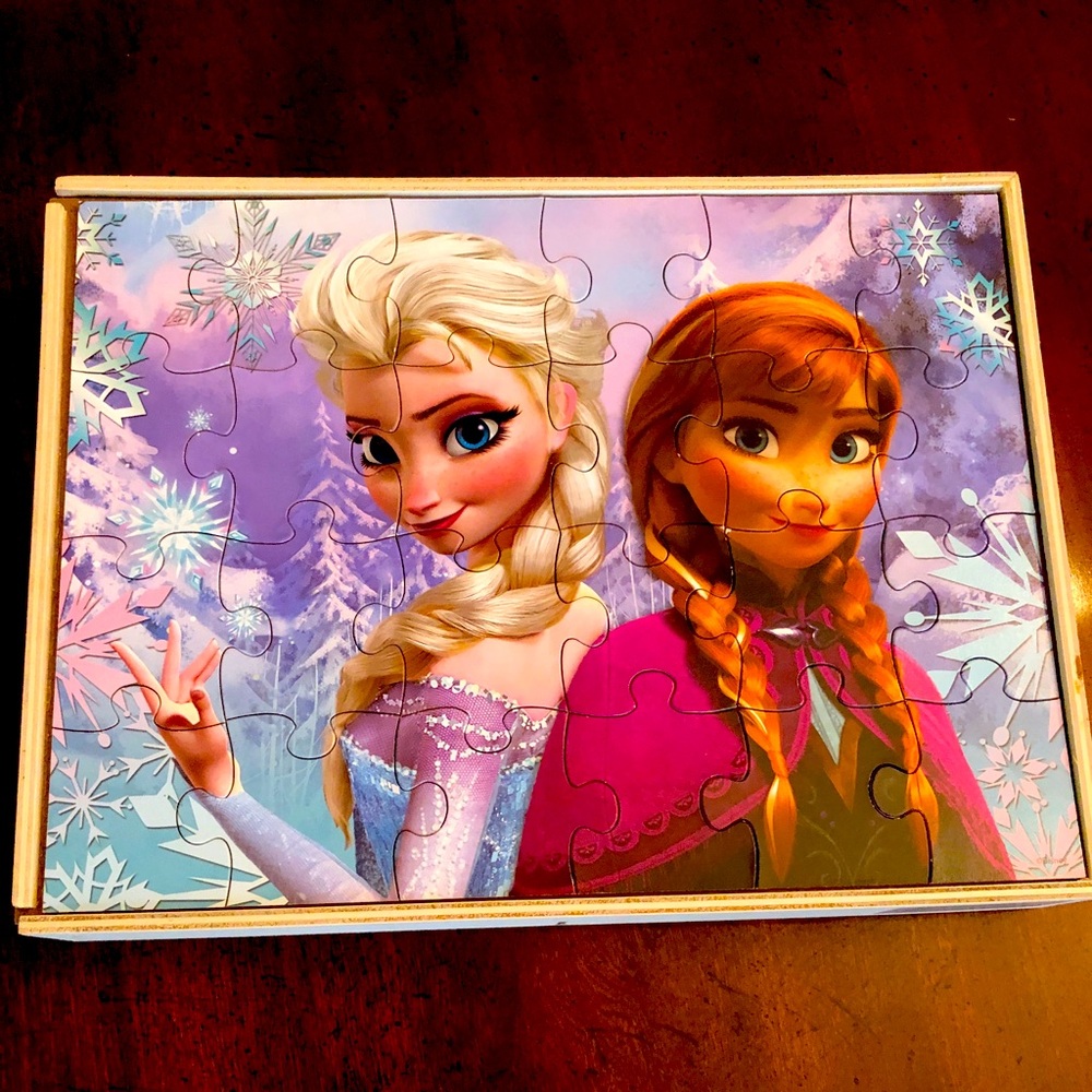 Princess Puzzles 5 in 1 Set. Wooden box. 
Disney Princesses Five different ones!
